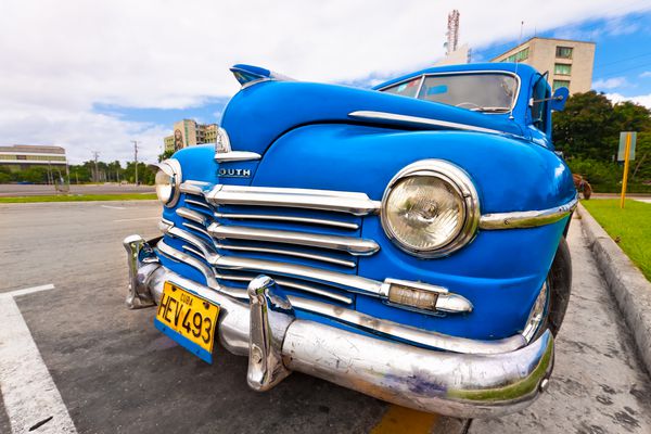 هاوانا-نوامبر 3 پلیموث کلاسیک در میدان انقلاب نوامبر 32011 در هاوانا قبل از تصویب قانون جدید در 1 اکتبر کوبایی ها فقط می توانستند خودروهای کلاسیک قدیمی را که قبل از سال 1959 در جاده ها بودند معامله کنند