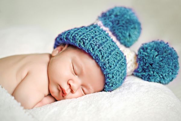 نوزاد ناز در کلاه می خوابد