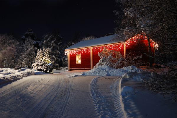 خانه کریسمس تزئین شده با چراغ های پری