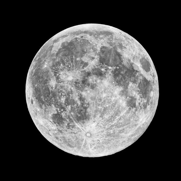 نمای نزدیک از ماه کامل گرفته شده در 10 نوامبر 2011