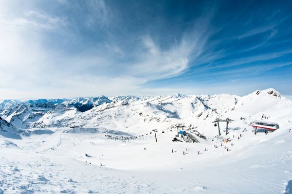 پیست اسکی مدرن در کوهستان