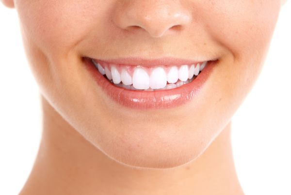 دندان های زن سالم و لبخند با زمینه سفید مجزا شده است