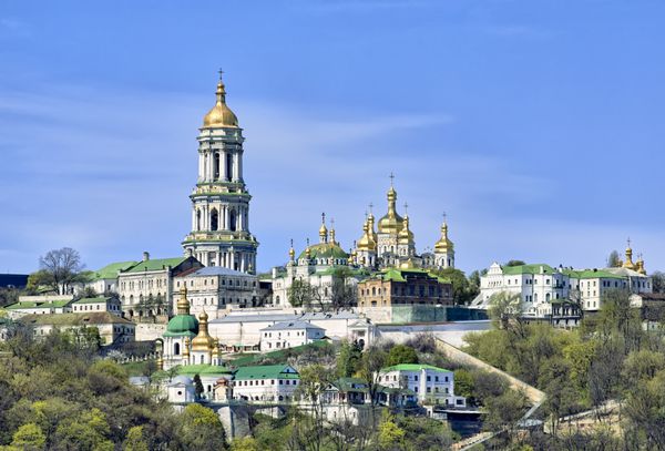 نمای پانوراما از صومعه ارتدکس لاورای کیف پچرسک از رودخانه دنیپر در کیف اوکراین