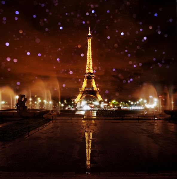پاریس - 12 نوامبر برج ایفل در شب با قطرات آب تار در 12 نوامبر 2010 در پاریس فرانسه برج ایفل با بیش از 6 میلیون بازدید کننده در سال پربازدیدترین بنای تاریخی فرانسه است