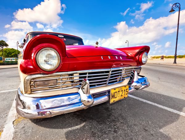 هاوانا کوبا - 14 دسامبر فورد کلاسیک در 14 دسامبر 2011 در هاوانا کوبا قبل از قانون جدیدی که در اول اکتبر صادر شد کوبایی‌ها فقط می‌توانستند خودروهای کلاسیک قدیمی را که قبل از انقلاب 1959 در جاده‌ها بودند معامله کنند