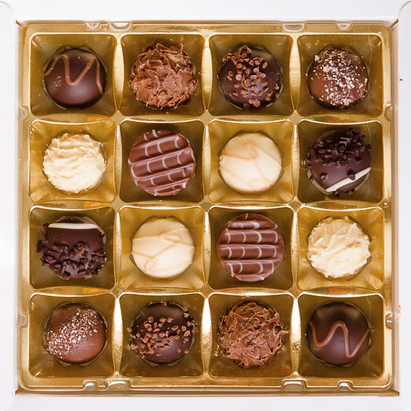 یک جعبه شکلات مربعی شکل
