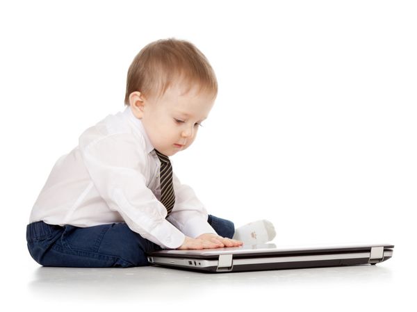 کودک با استفاده از لپ تاپ