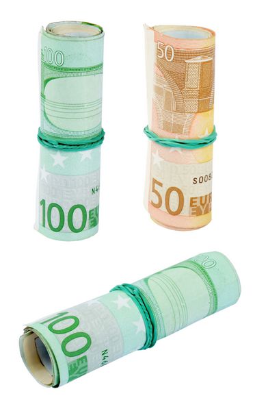 رول پنجاه اسکناس کاغذی یورویی و اسکناس صد یورویی با نوار لاستیکی جدا شده روی پس‌زمینه سفید