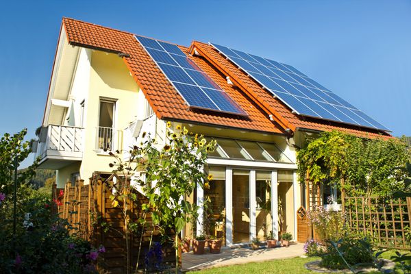 خانه با باغ و پنل های خورشیدی روی پشت بام