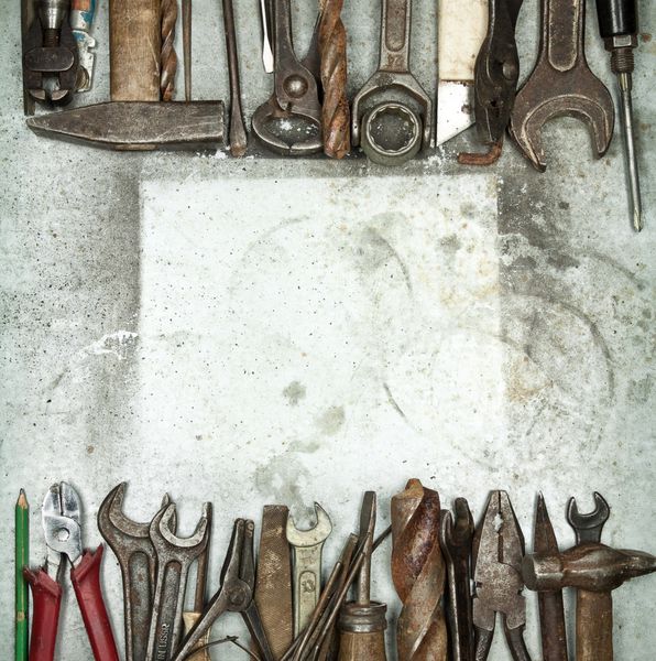 انبوهی از ابزارهای قدیمی در زمینه فلزی