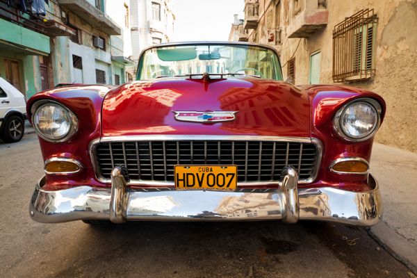 هاوانا-ژانویه 15 شورلت کلاسیک ژانویه 152012 در هاوانا قبل از تصویب قانون جدید در اکتبر 2011 کوبایی ها فقط می توانستند اتومبیل های قدیمی را که قبل از انقلاب 1959 در جاده ها بودند مبادله کنند