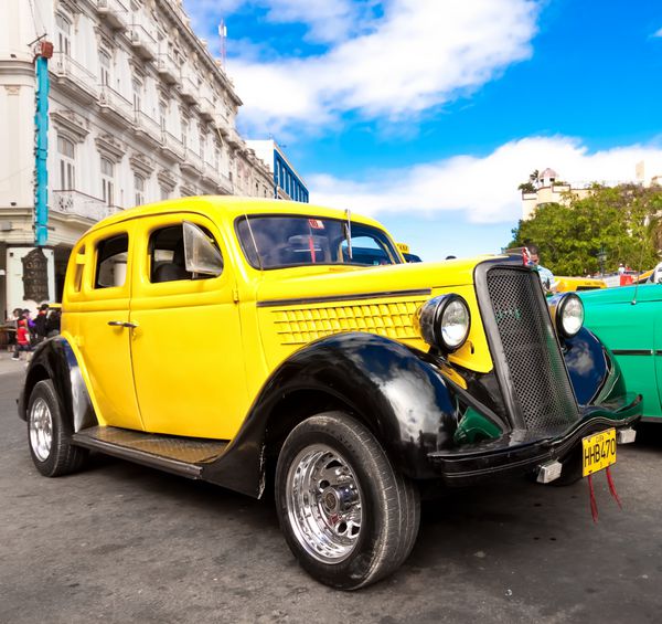 هاوانا-ژانویه 15فورد کلاسیک 15 ژانویه 2012 در هاوانا قبل از صدور قانون جدید در اکتبر 2011 کوبایی ها فقط می توانستند خودروهای قدیمی را که قبل از انقلاب 1959 در جاده ها بودند مبادله کنند