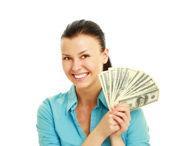 زن جوان شاد با اسکناس های دلاری در هر دو دست جدا شده در زمینه سفید