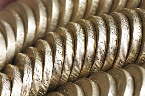 کلان سکه های یک پوندی بریتانیایی که به صورت مورب در ردیف ها چیده شده اند