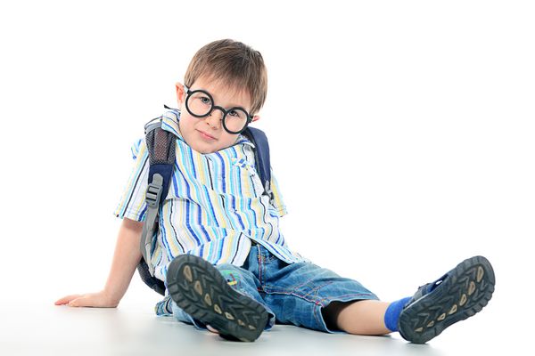 پرتره یک پسر بچه در عینک با زمینه سفید مجزا شده است