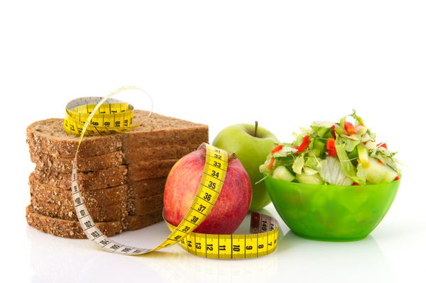 غذای سالم برای رژیم غذایی مانند نان میوه و سبزیجات با نوار اندازه گیری
