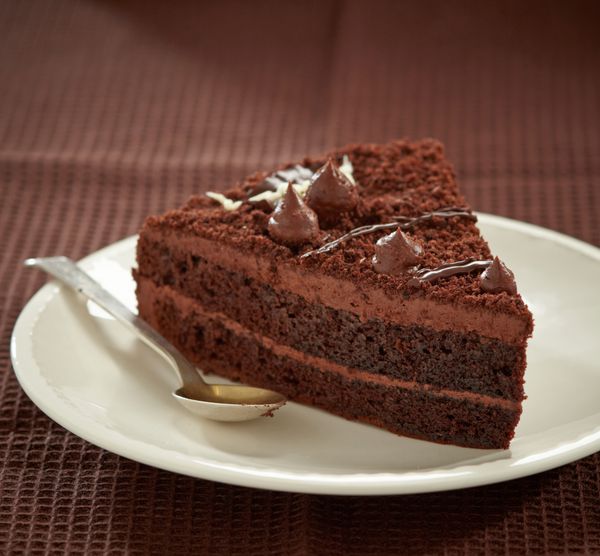 برش کیک شکلاتی