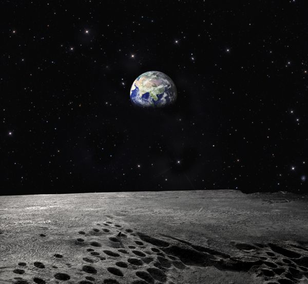 زمین از عناصر ماه این تصویر که توسط ناسا تجهیز شده دیده می شود