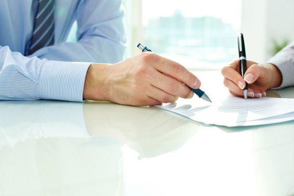 دو شریک تجاری در حال امضای یک سند