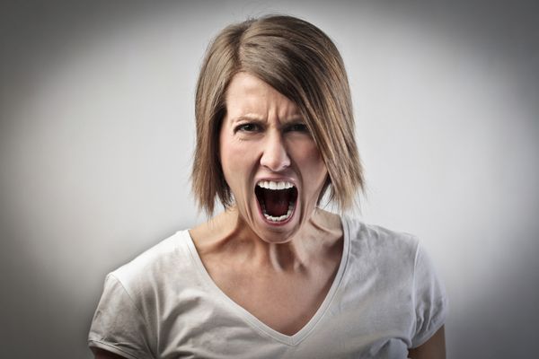 زن خشمگین در حال فریاد زدن
