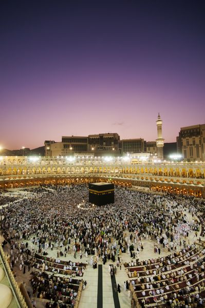 زائران مسلمان پس از نماز صبح در مسجدالحرام در مکه عربستان سعودی کعبه را طواف می کنند مسلمانان در سراسر جهان در زمان نماز در کعبه