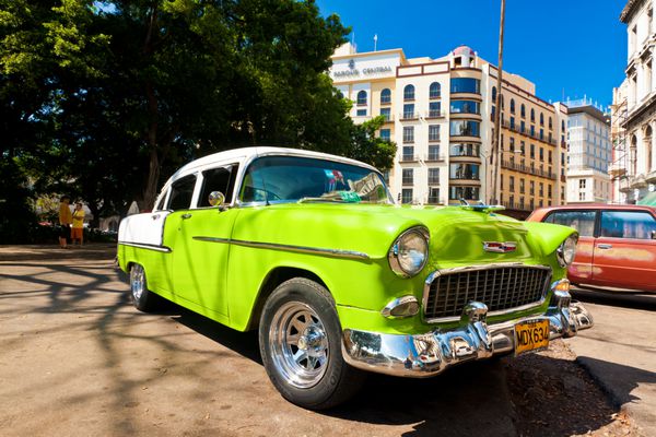 هاوانا-مارس 16 شورلت کلاسیک پارک شده در کنار پارک مرکزی مارس 162012 در هاوانا قبل از قانون جدیدی که در اکتبر 2011 صادر شد کوبایی‌ها فقط می‌توانستند خودروهایی را که قبل از سال 1959 در جاده‌ها بودند معامله کنند