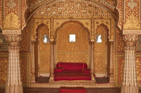 اتاقی تزئین شده در داخل رفیق مهارجه بیکانر راجستان هند