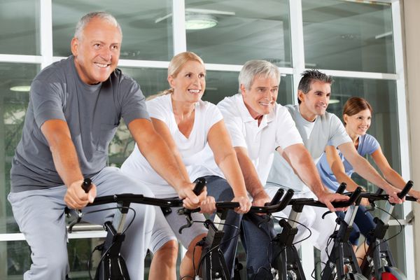 شهروندان سالمند خوشحال در حال ورزش در کلاس در مرکز تناسب اندام