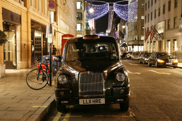 لندن - 18 نوامبر کالسکه هکنی tx4 که تاکسی لندن یا تاکسی سیاه نیز نامیده می‌شود در 18 نوامبر 2011 در لندن بریتانیا tx4 توسط شرکت تاکسی لندن ltc تولید می شود