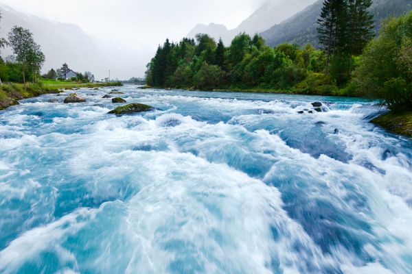 آب یخبندان آبی شیری رودخانه بریکسدال در نروژ