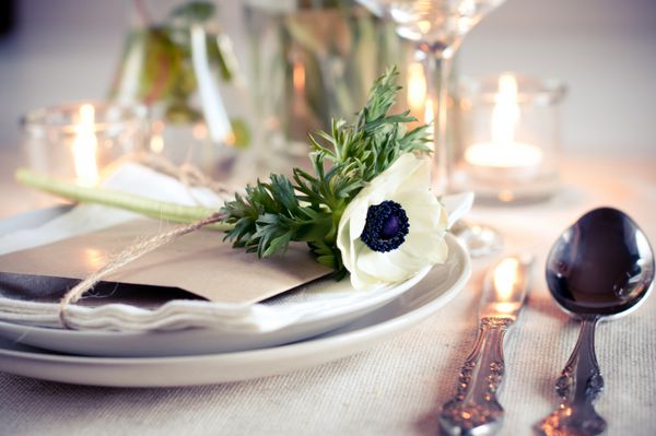 چیدمان میز تعطیلات با گل های سفید و شمع