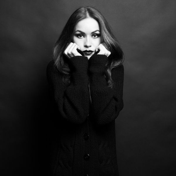 پو زن جوان زیبا با ژاکت بافتنی پو سیاه و سفید