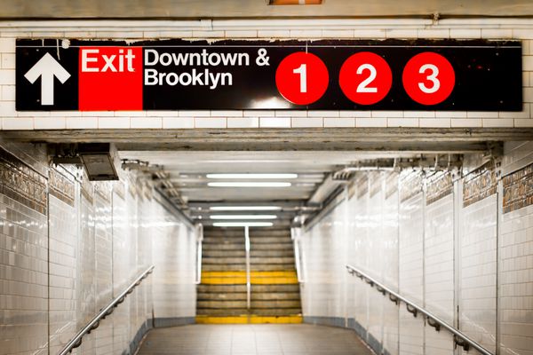 گذرگاه متروی شهر نیویورک و علامتی به سمت بروکلین