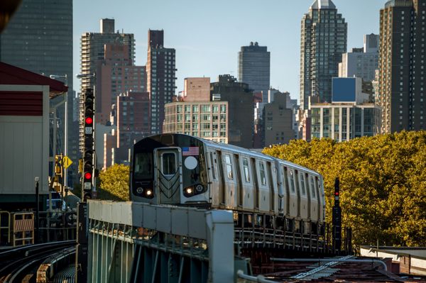 یک قطار مترو در حال نزدیک شدن به یک ایستگاه بالای زمینی در نیویورک