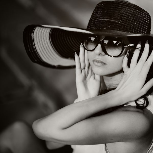 دختر زیبای تابستانی با کلاه سیاه و سفید