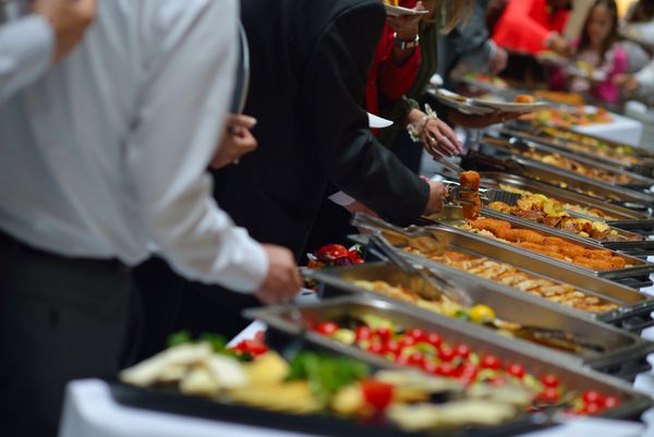 غذای بوفه گروهی مردمی در رستوران مجلل با گوشت میوه ها و سبزیجات رنگارنگ