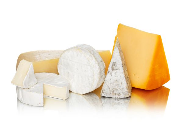 انواع پنیر جدا شده در زمینه سفید با انعکاس