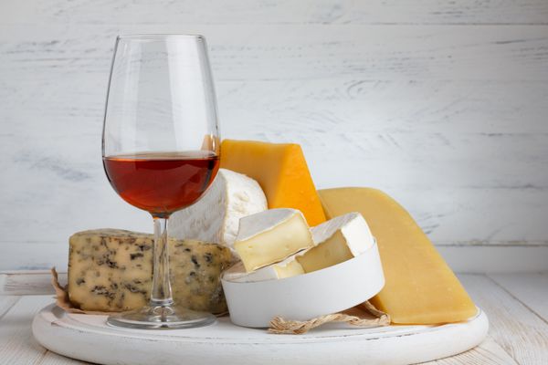 پنیر و قرمز روی میز چوبی طبیعت بی جان
