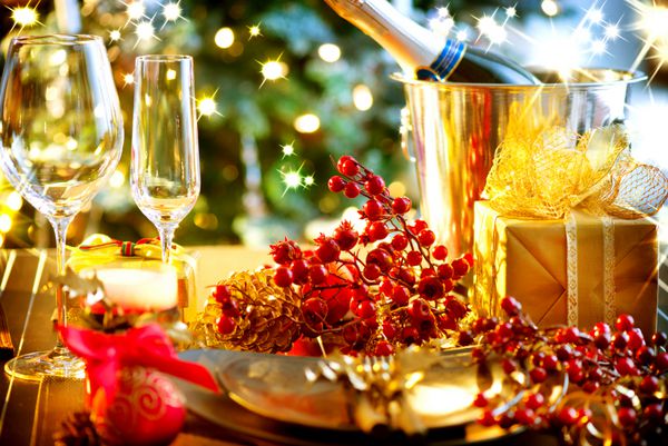 چیدمان میز تعطیلات کریسمس و سال نو با شامپاین جشن pl تنظیم برای شام کریسمس دکوراسیون تعطیلات دکور میز سرو شده