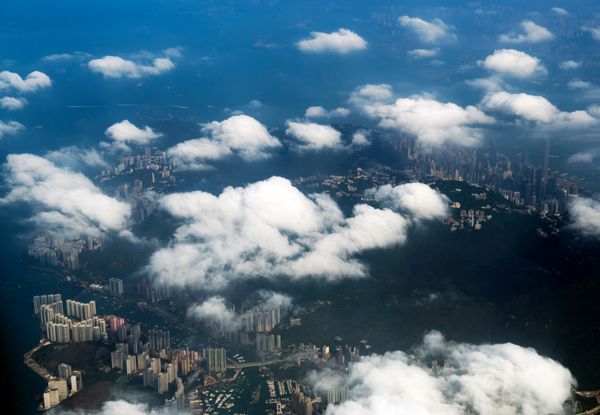 خط افق هنگ کنگ نمایی از یک هواپیمای در حال پرواز