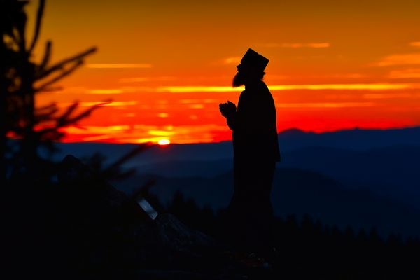 شبح کشیش در حال خواندن در نور غروب آفتاب رومانی ساهلائو
