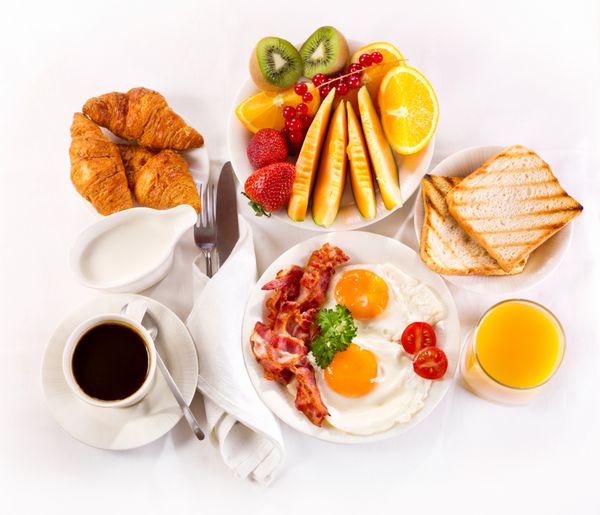 صبحانه با تخم مرغ سرخ شده قهوه آب پرتقال کروسان نان تست و میوه