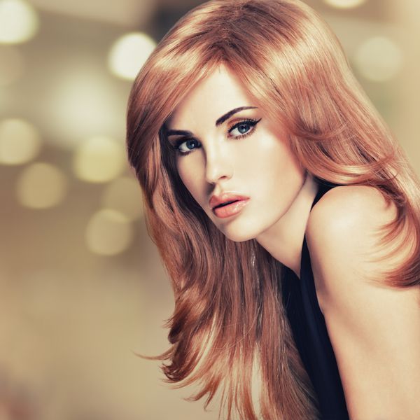 پرتره زنی زیبا با موهای صاف و بلند قرمز مدل مد استایل اینستاگرام