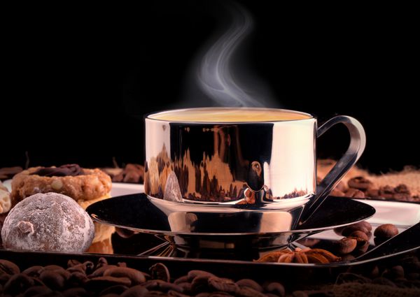 فنجان قهوه صبحانه با کلوچه های شکلاتی پس زمینه قدیمی