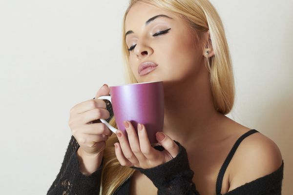 زن زیبا در حال نوشیدن قهوه فنجان چای خوشمزه بنوش
