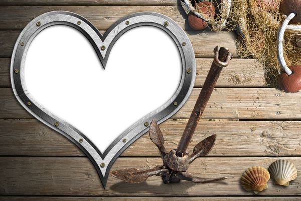 عاشق ماهیگیری به شکل قلب سوراخ فلزی خالی روی زمین چوبی با ماسه لنگر زنگ زده قدیمی تور ماهیگیری و دو صدف