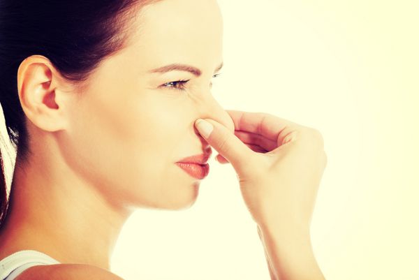 پرتره زن جوانی که بینی خود را به دلیل بوی بد گرفته است
