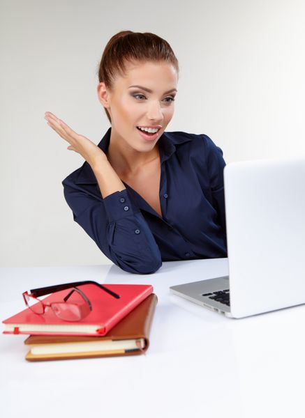 زن با لپ تاپ - جدا شده روی پس زمینه سفید