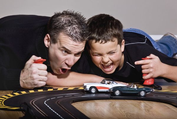 پدر و پسر با ماشین های r