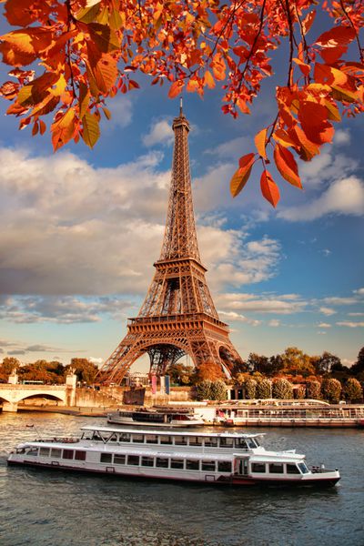 برج ایفل با قایق روی سن در پاریس فرانسه